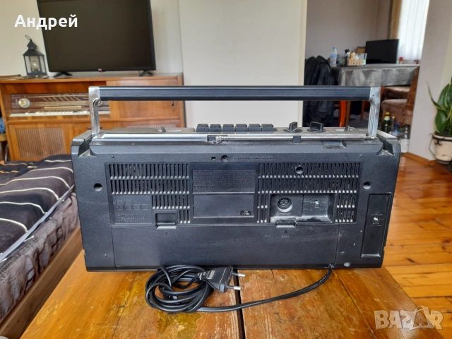 Стар радиокасетофон Hitachi TRK-6801E, снимка 3 - Антикварни и старинни предмети - 54617433