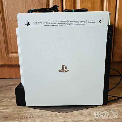 Хакнат бял PS4 Pro + много аксесоари и кутия PlayStation 4 5 PRO PS4 PS5 Плейстейшън Про, снимка 4 - PlayStation конзоли - 54589545