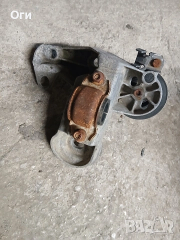 Конзола / лапа двигател за Ауди А4 и А6 , Пасат В5 4B0 199 352 B