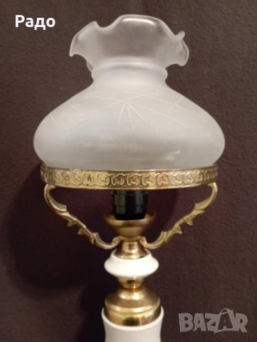 Красива месингова порцеланова лампа със стъклен абажур, снимка 4 - Настолни лампи - 54038737
