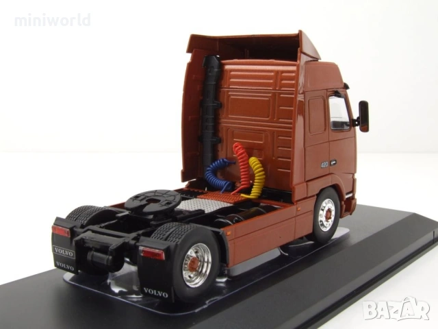 Volvo FH12 Globetrotter XL влекач 1994 - мащаб 1:43 на IXO моделът е нов в PVC дисплей-кейс, снимка 2 - Колекции - 54504759