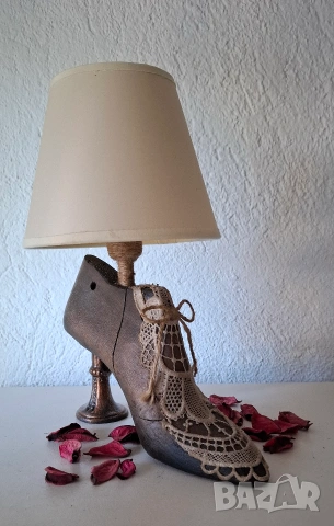 Настолна лампа „Vintage Shoe“ – Авторска изработка, снимка 2 - Настолни лампи - 55236291