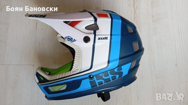 Продавам каска IXS
