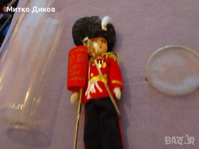 колекционерска кукла сувенир на британски гвардеец (Queen's Guard) 16 см нов Flag Officer, снимка 6 - Декорация за дома - 54957185