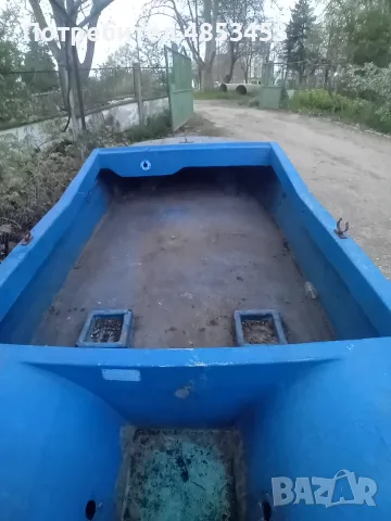 Продава се тримаран, двойно дъно, тапи за източване, 2бр.гребла,за извън бордов двигател. , снимка 4 - Воден транспорт - 55464439