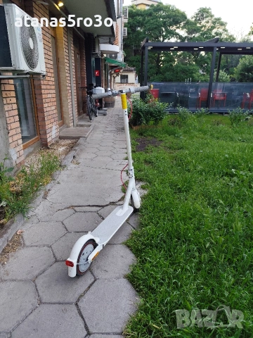 Електрическа тротинетка Xiaomi Mi Electric Scooter Essential, снимка 2 - Скейтборд, ховърборд, уейвборд - 54784290