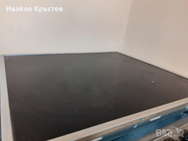 Продавам фурна за вграждане с керамични котлони 