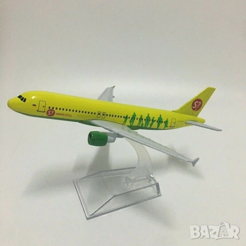 Еърбъс 320 самолет модел макет S7 Сибир метален A320 Русия руска компания полети пътници 1 класа баг, снимка 2 - Коли, камиони, мотори, писти - 54750205