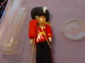 колекционерска кукла сувенир на британски гвардеец (Queen's Guard) 16 см нов Flag Officer, снимка 6