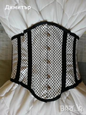 Корсет в бяло с черни точки