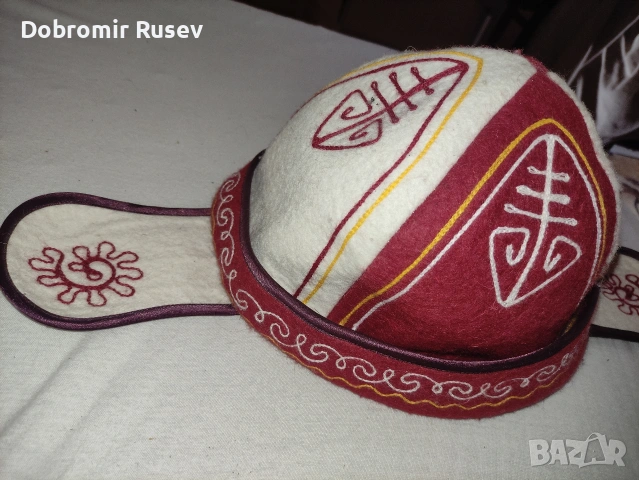 Узбекистанска шапка „Ал-калпак“ на степен войн-номад, изработена от червен и бял филц (оригинална!), снимка 7 - Шапки - 55144179