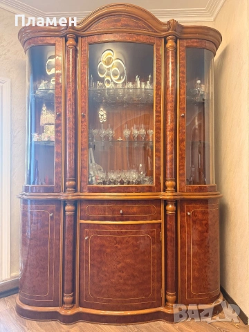 Продавам стилна витрина / бюфет от масивно дърво с елегантен класически дизайн.