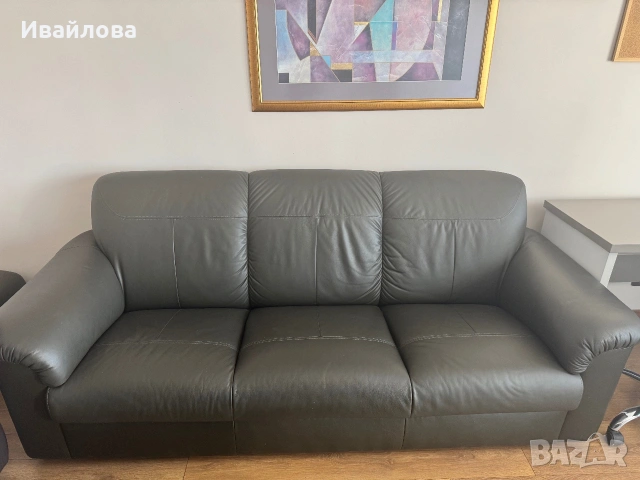 Кожен диван с 2 табуретки и фотьойл
