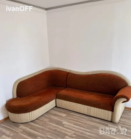 Разтегателен ъглов диван.