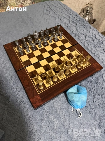 Шах и табла от дърво метални фигури.