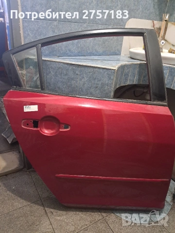 продавам задна дясна врата за мазда 3 седан 2005