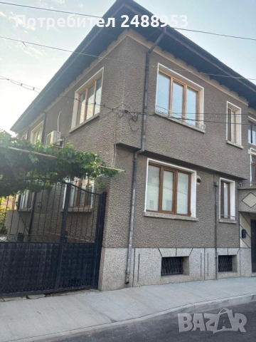 Праподавател се етаж от къща