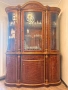Продавам стилна витрина / бюфет от масивно дърво с елегантен класически дизайн., снимка 1