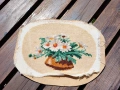 Винтидж гоблен (needlepoint) с бродиран букет от маргаритки във ваза, датиращ от 60-те или 70-те год, снимка 1