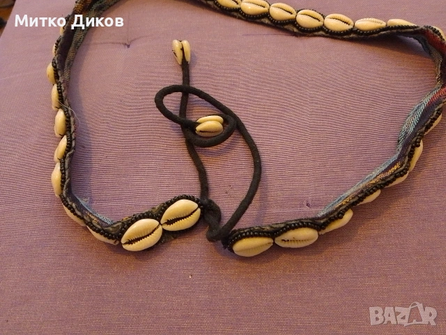 ръчно изработено бохо колие тип чокър с бели мидички тип Каури върху черен шнур., снимка 2 - Колиета, медальони, синджири - 54965121