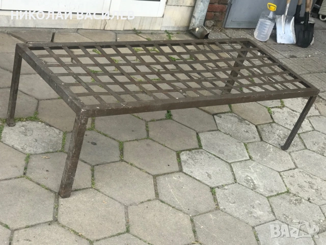 Метално  единично  здраво  /  легло  / 172/47/68  .  Закачалка  за  стена. 