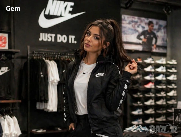 Дамски спортен екип от три части с тениска 