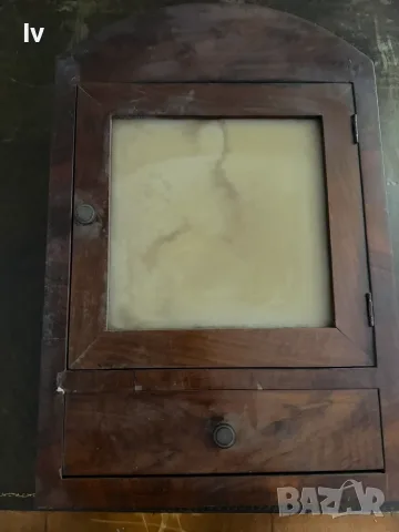 Класически старинен шкаф