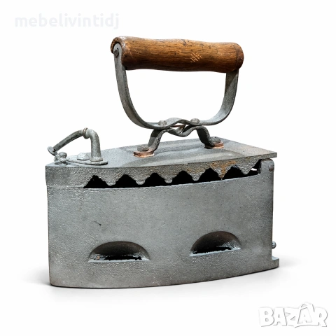 Ретро ютия с дървена дръжка