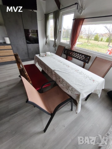 Дървени маси и пейки