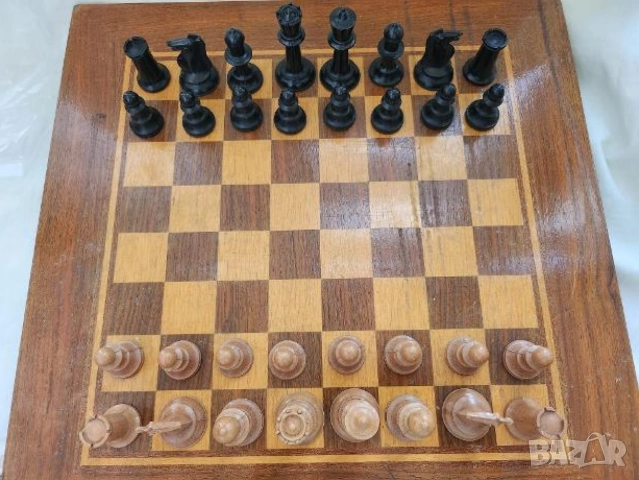 шах дъска, голяма 50х50х3 см, с бакелит.фигури за шах, и по-малък 34х35х5 м, нов с фигури, български
