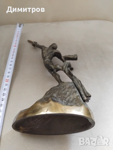 Бронзова статуетка Гагарин към звездите , снимка 6 - Антикварни и старинни предмети - 54080819