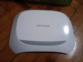 Продавам отличен WiFi TP-Link рутер 802.11 b/g/n 300mbps пълен комплект в кутия, снимка 1