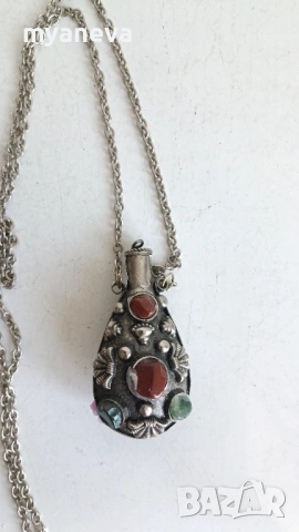 Старинно колие е флакон за парфюм  изработено от метал с декорация от камъни. , снимка 11 - Колиета, медальони, синджири - 54230608