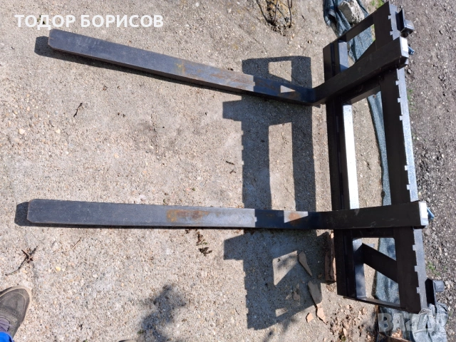 Палетни вилици за челен товарач на трактор. 