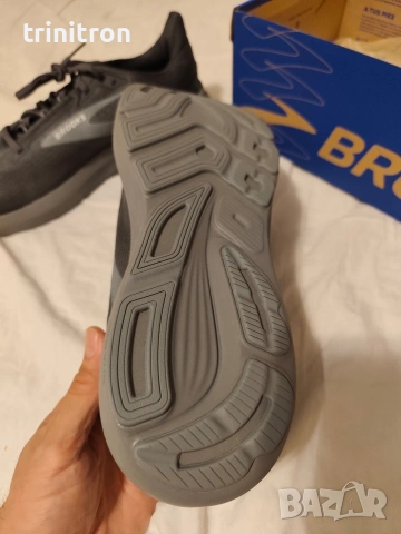 Чисто нови обувки brooks номера 47., снимка 11 - Маратонки - 55155132