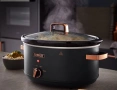 Tower Cavaletto 6.5L – Екстра голяма бавноготвеща тенджера в черно с акценти в розово злато, снимка 4