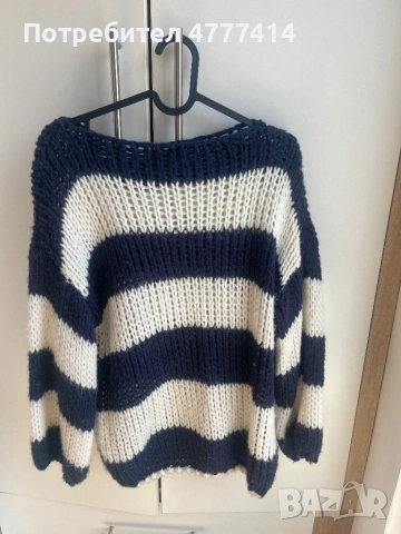 Раиран пуловер бял и тъмносин цвят/15 евро