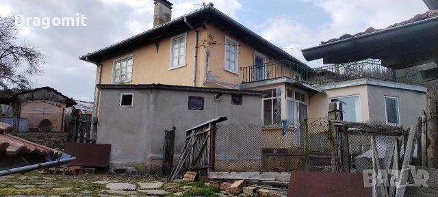 Къща с двор и плевня в кв. на гр. Трявна 