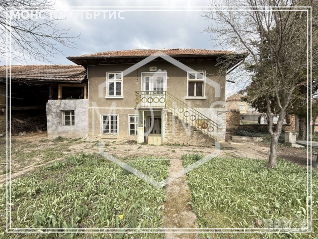 Двуетажна къща с просторен двор в с. Стамболово, обл. Велико Търново, снимка 2 - Къщи - 53970696