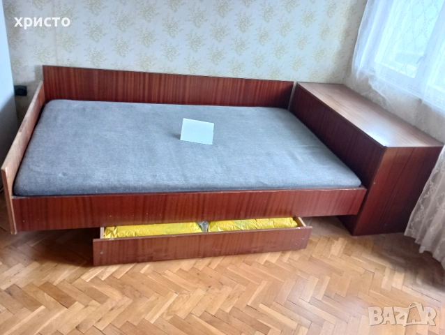 Продавам  легло с чекмедже, матрак и ракла