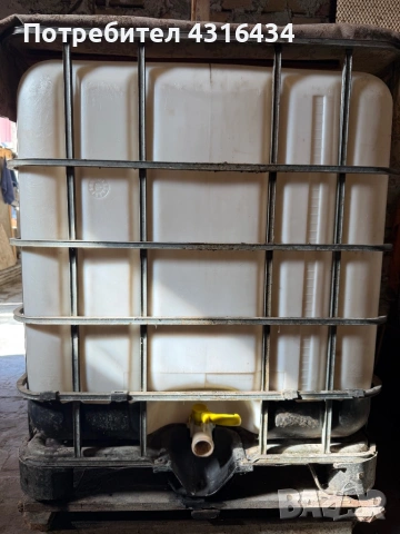 Пластмасови бидони. 