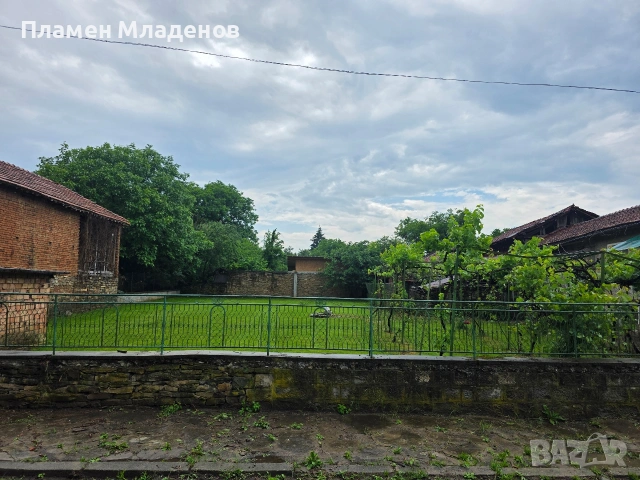 Къща с двор 960 кв.м., кладенец, канализация, гараж и ремонтиран покрив – с. Бериево, снимка 3 - Къщи - 54806254