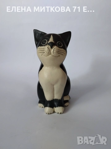 Фигура на котка от дърво в черно и бяло