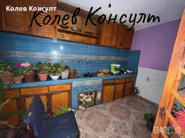 продавам две двуетажни къщи в един общ двор в село Навъсен, община Симеоновград, снимка 3 - Къщи - 54642803