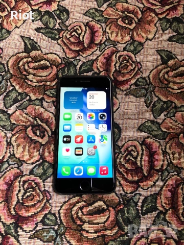 Продавам iPhone SE 2 2020г