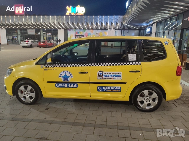 Volkswagen Touran 1.6 TDI 105 DSG/Кожен салон/Автопилот/Мултиволан/Печка, снимка 4 - Автомобили и джипове - 52946664