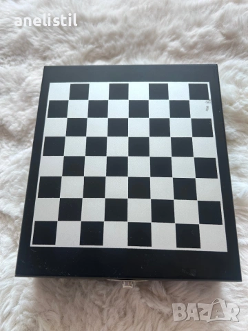 Комплект за вино с шах и дървени фигури – 2 в 1 (15 × 17 см)