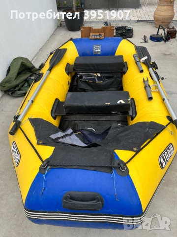 оборудвана надуваема лодка