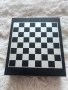 Комплект за вино с шах и дървени фигури – 2 в 1 (15 × 17 см), снимка 1