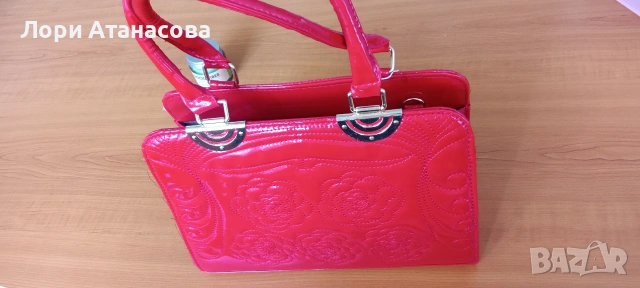 Лачена червена чанта среден размер с две дръжки и дълга дръжка 